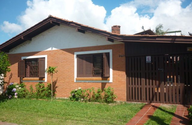 Casa a uma quadra do mar para alugar