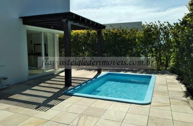 Casa alto padrão e com piscina em condomínio fechado para aluguel