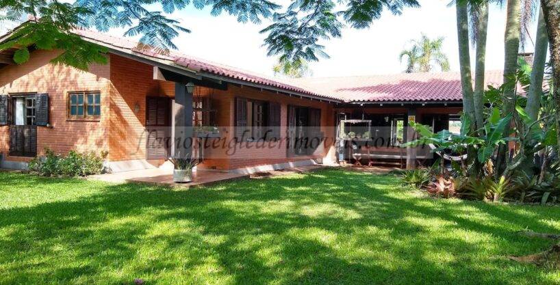Casa com 4 dormitórios para alugar em Torres RS
