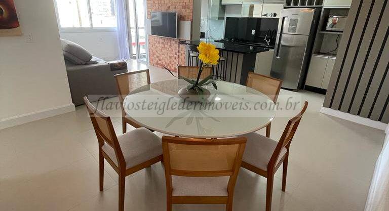 Apartamento com 3 suítes no centro de Torres