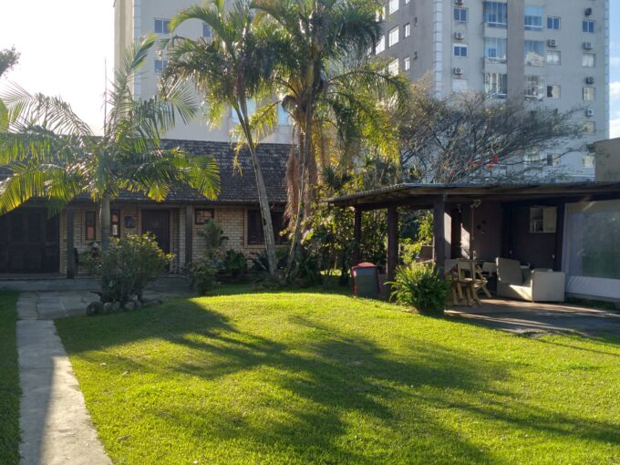Casa com 3 Dormitórios e Amplo Terreno próximo à Lagoa do Violão à Venda em Torres