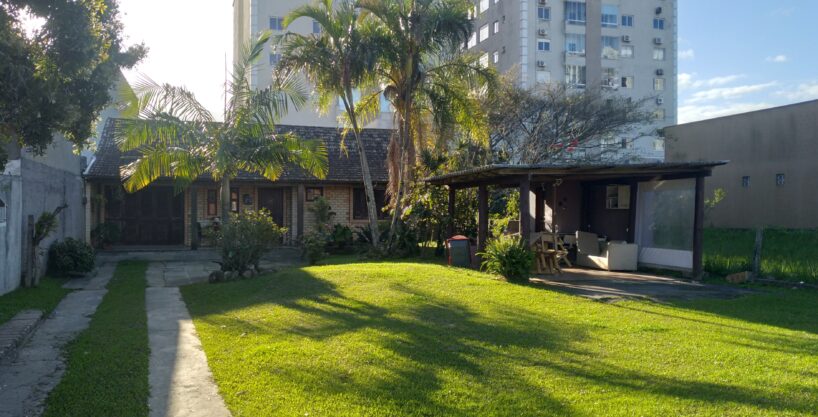 Casa com 3 Dormitórios e Amplo Terreno próximo à Lagoa do Violão à Venda em Torres