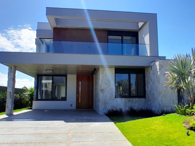 Casa com 4 Suítes Mobiliada e Decorada à Venda no Condomínio Ilhas Park Torres, pronta para você se mudar e começar a viver uma vida de requinte e exclusividade.