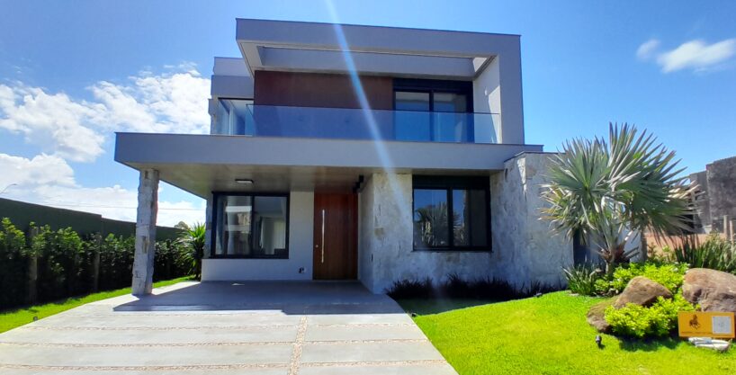 Casa com 4 Suítes Mobiliada e Decorada à Venda no Condomínio Ilhas Park Torres, pronta para você se mudar e começar a viver uma vida de requinte e exclusividade.